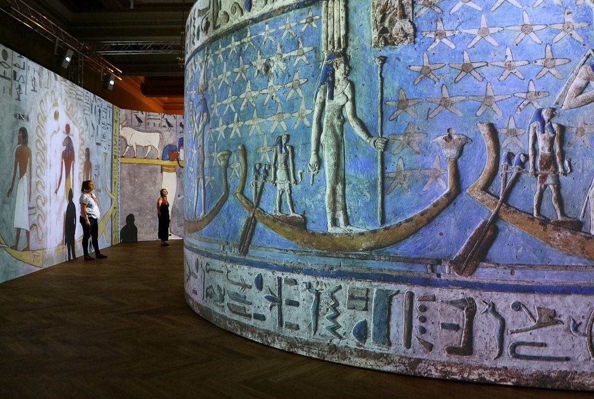 Nechte se vtáhnout do dávné historie a objevte svět starověkého Egypta v nově otevřené multimediální výstavě Tutanchamon v Historické budově Národního muzea! 🏺#tutanchamon