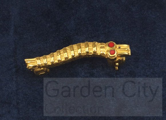 GC_Collection's tweet image. This badge and membership to the Caterpillar Club was Irving Air Chute company's reward not for years of service but for the use of one of their chutes! The club had 40,000 members by the 1960s! #HertsBedsHeritage #TinyObjects gardencitycollection.com/object-2003-33…