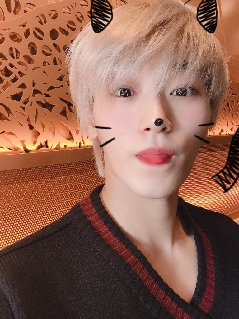 ATEEZofficial's tweet photo. [#산] 특이점이 온 쌩얼 셀카.
To. 보고픈 우리 에이티니
#ATEEZ #에이티즈 https://t.co/22SWo80m46