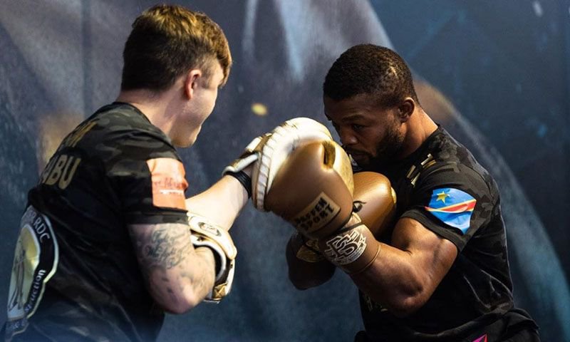 c2tvsportrdc's tweet photo. Junior Ilunga Makabu à nouveau sur le ring ce samedi en Russie.Junior Ilunga Makabu séjourne depuis quelques jours en Russie. A sa descente d’avion, le Congolais a baisé le sol russe avant de soulever ses deux poings en l’air en signe de victoire. https://t.co/UNBYtiMKjf