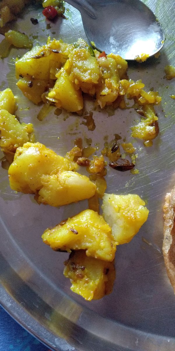 snoi_soni's tweet photo. @swiggy_in #swiggy_cares Ordered food from swiggy yesterday. There was a coackroach in it. What kind of a food quality check n service provided is this. Order no. - 49800345900 . Hotel name mh27, pimple Saudagar, pune https://t.co/QOZKCax3Hj