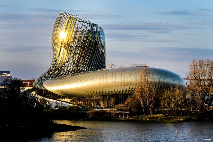 Et enfin 8. Le plus grand parc d'attraction autour du vin ! Cité du Vin, Bordeaux !  @CiteduVinBdx  13 350 m² d’expositions. 450 000 visiteurs découvrant chaque année le monde du vin