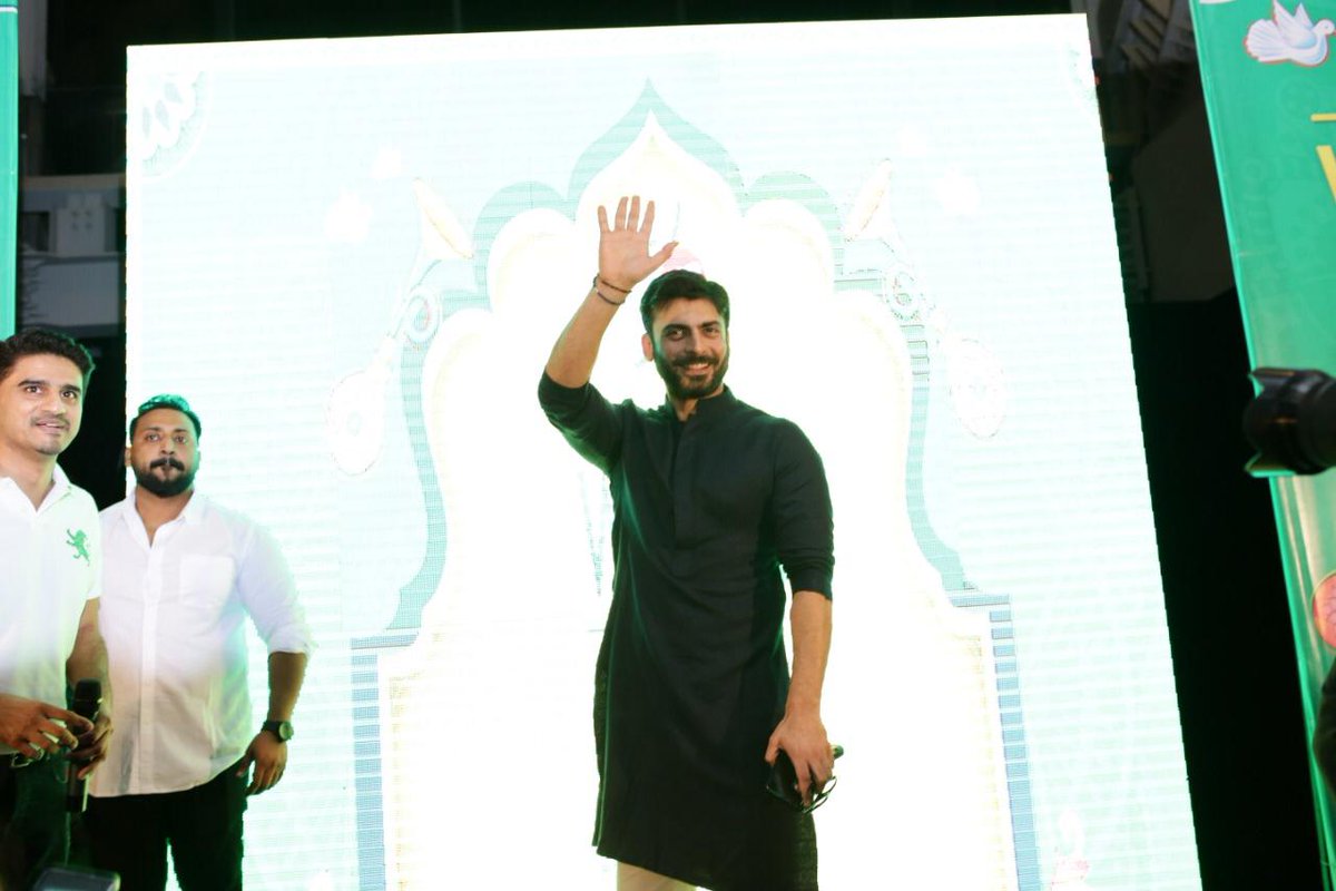 pmrevolution's tweet photo. #FawadKhan closes #7UP #PakistanWeddingShow!
Pakistan Wedding Show was a 2 day wedding expo visited by over 60,000 people.
Find Pakistan Wedding Show on Instagram https://t.co/tWbamp1BSg & Fawad Khan on https://t.co/tBpsb8Ez8b
#7upPWS #PWS19
#PMR #PakMediaRevolution https://t.co/Ez8DggCkIA