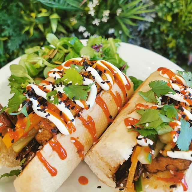 CafeThriveBomo's tweet photo. It's Monday, which means there's a new special in town... Here's our take on a Vietnamese Banh Mi.

A warm crusty baguette, filled with Vietnamese inspired ginger and soy marinated tofu, pickled vegetables, BBQ portobello mushrooms, fresh coriander and sesame seeds, drizzled… https://t.co/EfgJTEx9fF