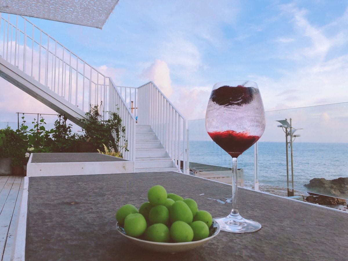 VisitQingdao's tweet photo. 💙Enjoy a refreshing Monday at Vanilla Cafe by the sea! Location: No30, Middle Donghai Road. #VisitQingdao #qingdao #vanillacafe #cafe #drinks #sea #sealife #goodweather #solitudetime #peacefultime #azuresky https://t.co/8JQxgmAZX9