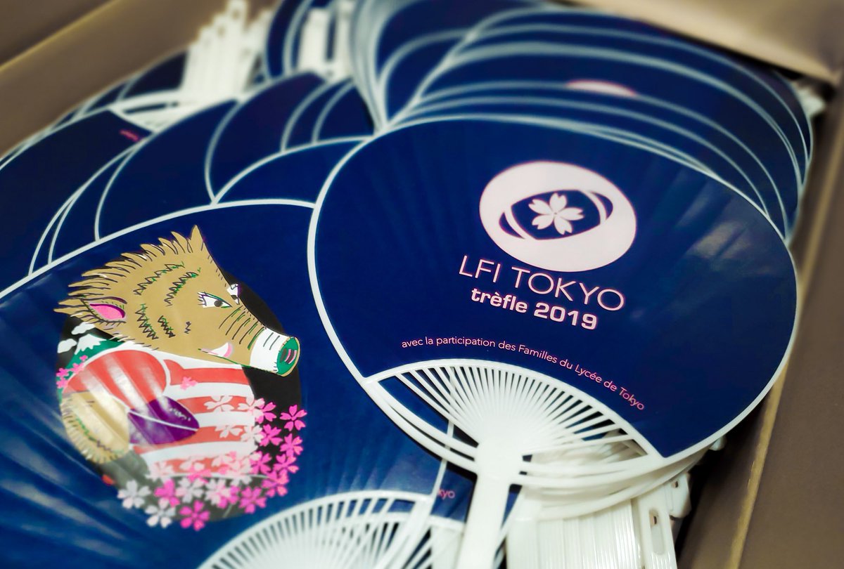lfitokyo's tweet image. #UCHIWA #TREFLE2019

Nos #éventails japonais sont enfin arrivés, #うちわ #enveuxtuenvoilà pour célébrer la #coupedumonde de #rugby et notre futur #tournoi #Tokyoïte de l'@aefeinfo - @AEFEAP qui aura lieu du 11 au 15 octobre 2019 au #LFITokyo 

Merci au @FLTfapee !

@ambafrancejp