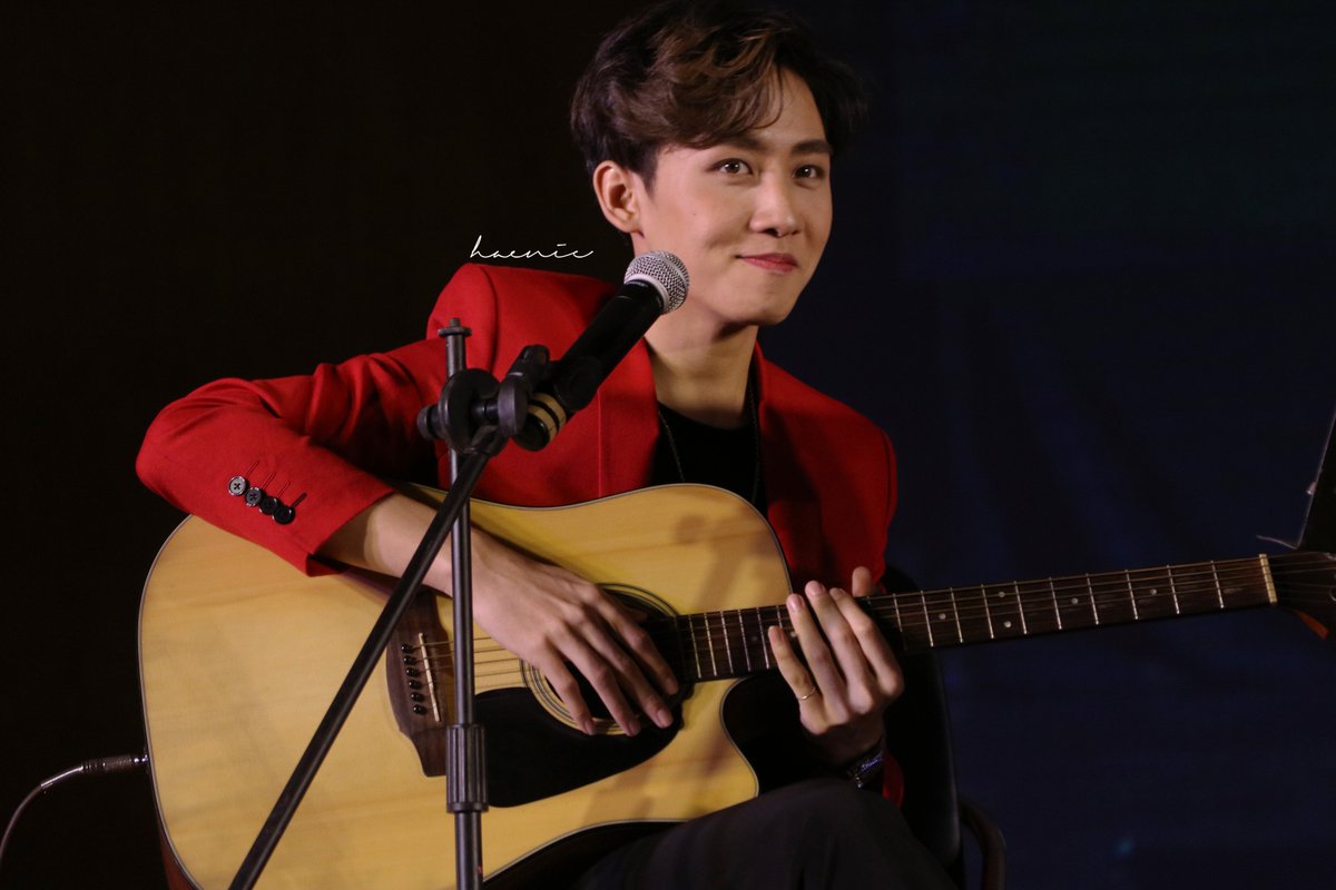 HoangHaenie's tweet photo. Guitar prodigy 🤩 [190817 Siwat 1st FM in Vietnam]
@Mmarksiwat @big2gether
#หัวใจศิวัช #MarkSiwat 
#MemorywithMark https://t.co/y1HZr6Ky8K