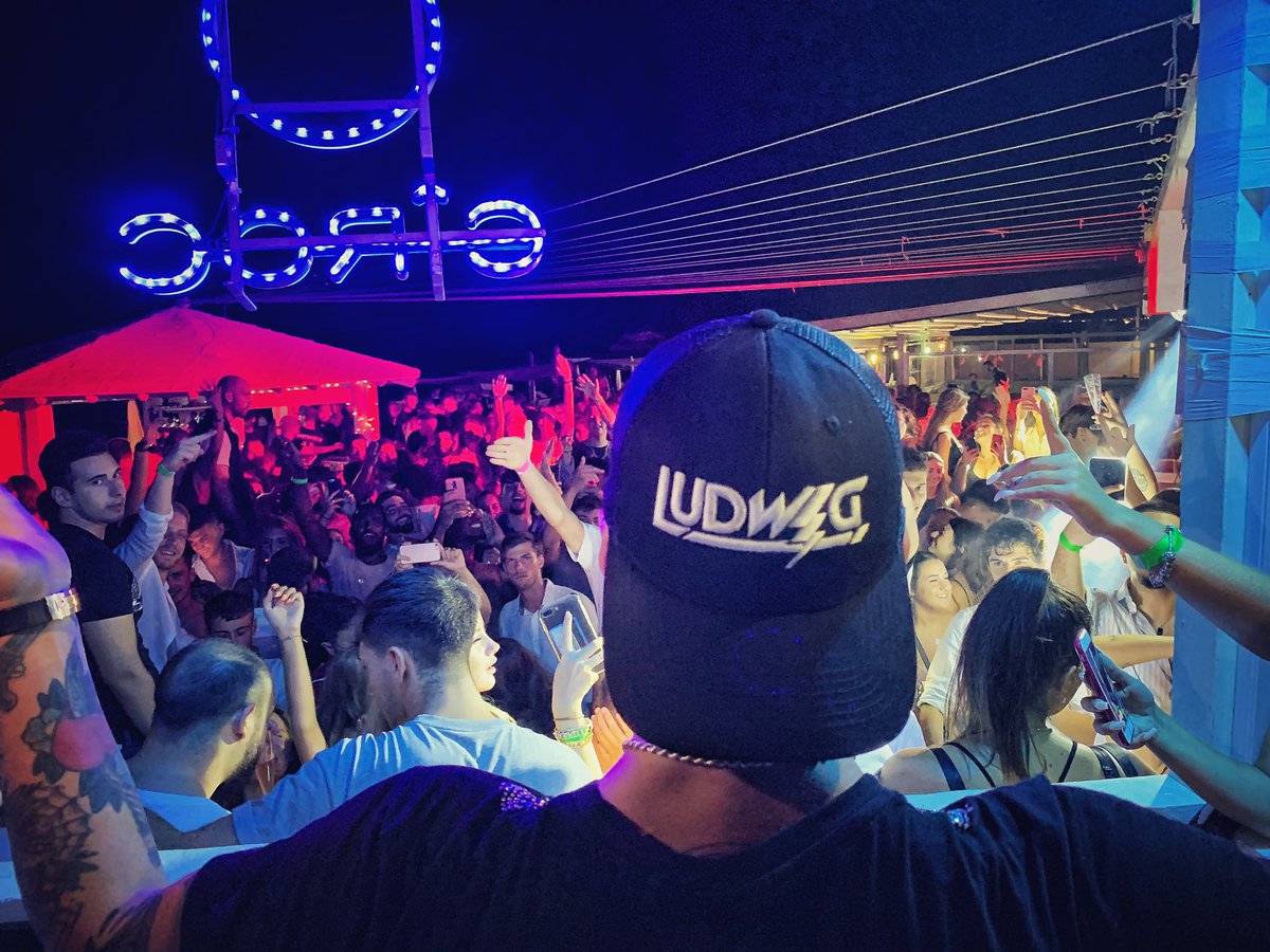 blancofregene's tweet photo. A noi domani ce passa πΎ
LUDWIG β‘οΈ
#blanco #beachclub #fregene #marittima #ludwig #unpodeque #domanicipassa β€οΈ https://t.co/pFL7VkFk2z
