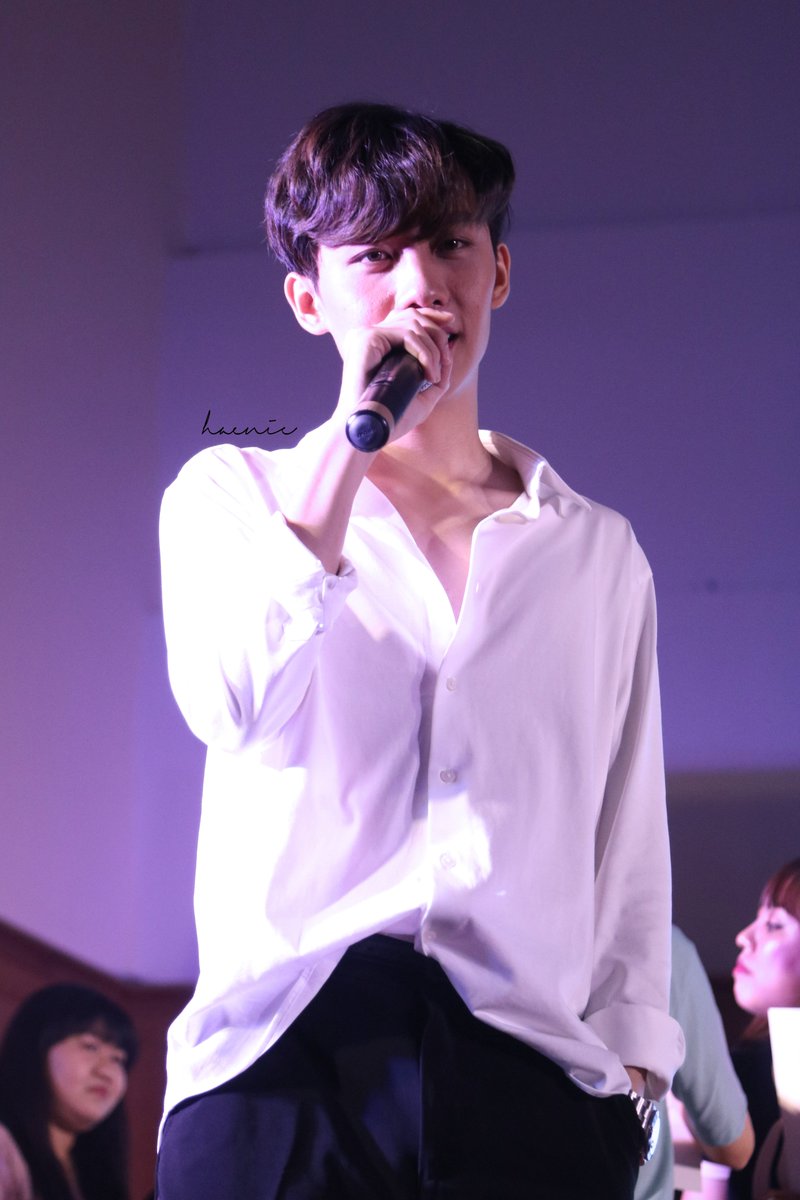HoangHaenie's tweet photo. I luv a boy who wear white shirt toooo muchhhhh🥰
[190817 Siwat 1st FM in Vietnam]
@Mmarksiwat @big2gether 
#หัวใจศิวัช #MarkSiwat 
#MemorywithMark https://t.co/FLIMTwJezp