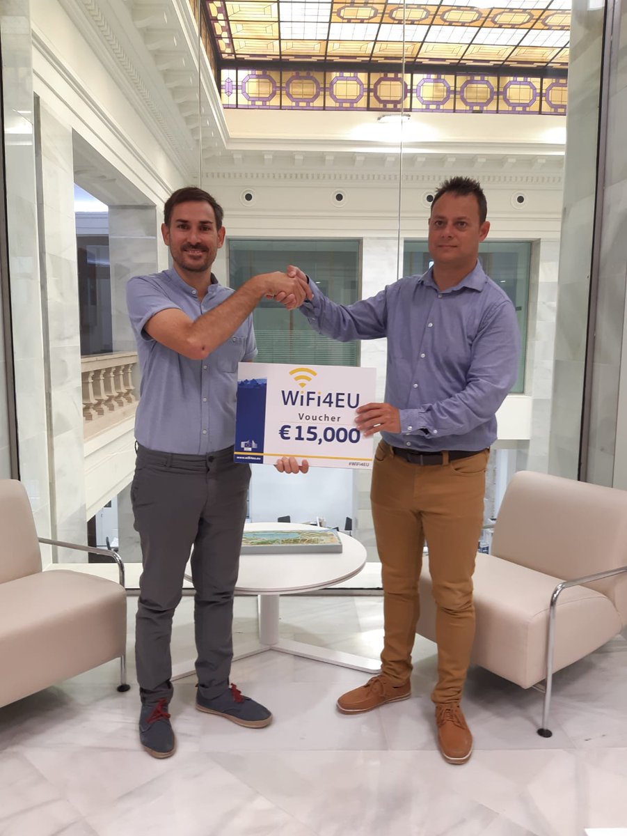 AjuntamentVLC's tweet image. 📡 Hemos recibido una subvención de 15.000€ de la Unión Europea para desplegar la red wifi gratuita en la vía pública. #València instalará puntos en la plaza del Ayuntamiento y en la fachada marítima, posteriormente se extenderán por toda la ciudad 📱. #Wifi4EU #ConnectingEurope