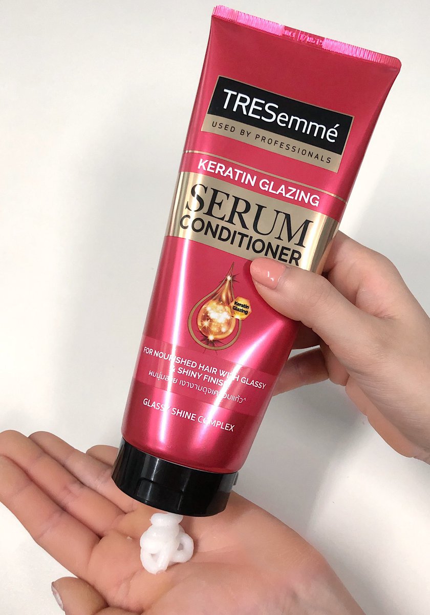 โห ผมเหมือนไปเคลือบแก้วที่ร้านเลยจ้าา เซรั่มครีมนวดรุ่นใหม่ของเทรซาเม่ บำรุงเข้มข้น แถมนางผสมเคราตินจัดเต็ม ใช้แล้วผมเงาและดูแพงแบบเคลือบแก้วมาเลย ยอม ผมนุ่มลื่นมาก กลิ่นหอมม แบบทะลุหลอดเลย ชอบ ราคา 229 บาท หลอดใหญ่ใช้ได้นาน พิกัด Tops 
#เคราตินเคลือบแก้ว #TRESemmeThailand