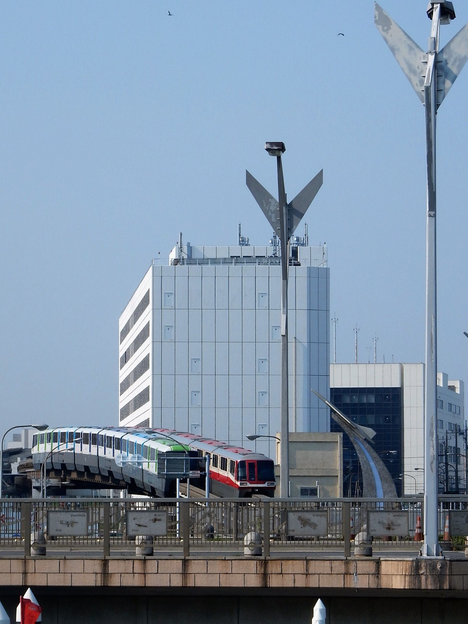 東京モノレール 公式 東京モノレールの 夏休み おすすめの場所 景色 天空橋駅付近 天空橋 駅近くの海老取川には 天空橋 稲荷橋 穴守橋 と橋がかかっていて 車内からも橋が見えるよ トンネルに出入りするモノレールが