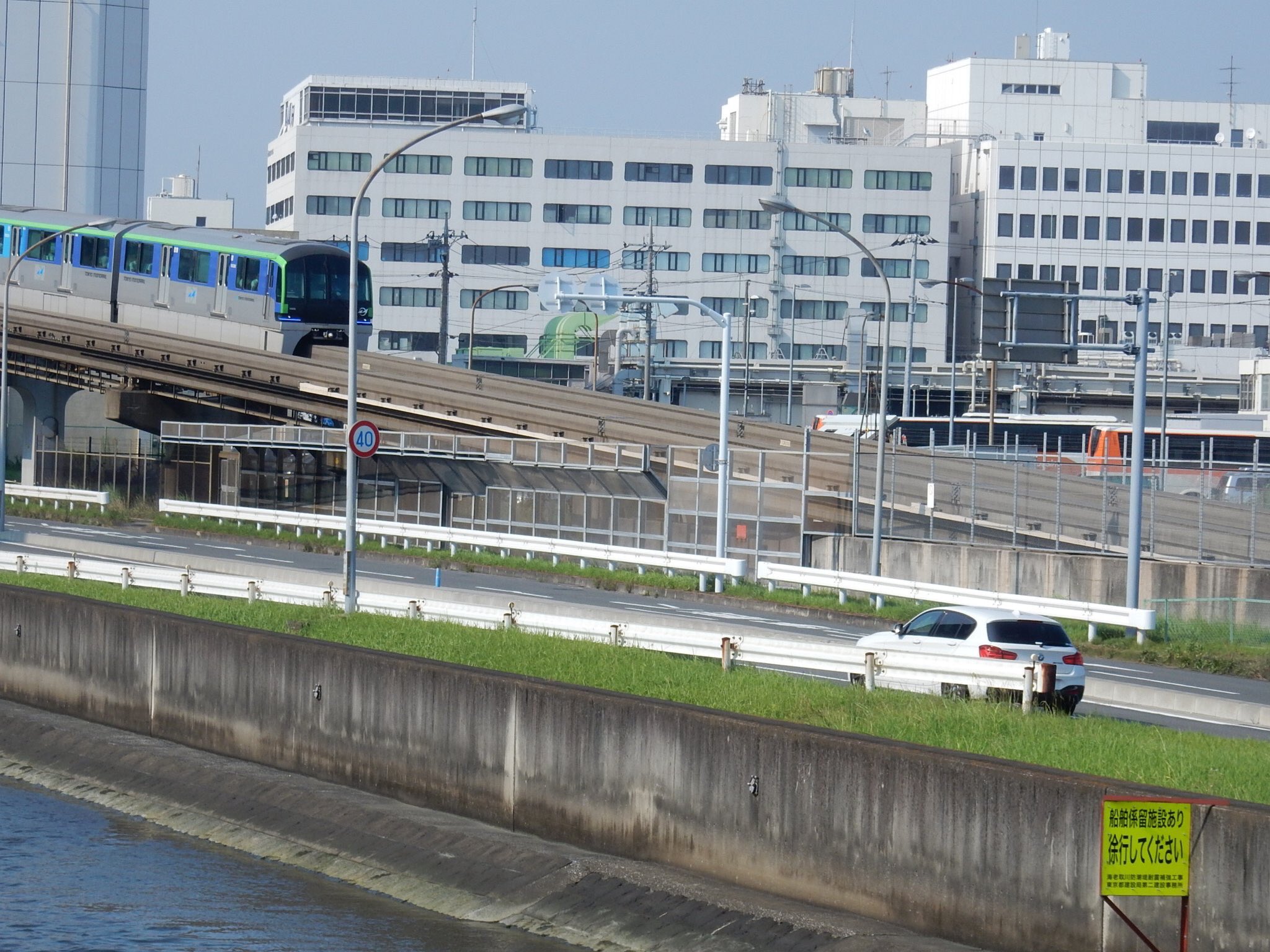 東京モノレール 公式 東京モノレールの 夏休み おすすめの場所 景色 ソラムナード羽田緑地 天空橋駅 羽田の新名所 心地良い風 モノレールに飛行機も見える 早朝には富士山 夕方には夕日がきれいに見えるよ 東京モノレール夏