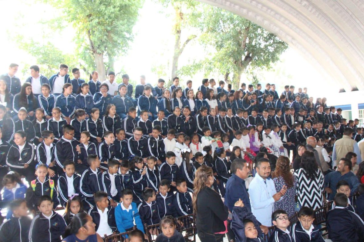 richardsnte12's tweet photo. Hoy iniciamos de manera oficial el ciclo escolar 2019-2020 en la Escuela Primaria Hermanos Flores Magón. Regresan a las aulas 550 mil estudiantes en todos los niveles educativos de nuestro estado. Que sea para todos un excelente ciclo escolar.

#SNTE12
#Durango 
#FelizLunes https://t.co/fBQvmscj5O