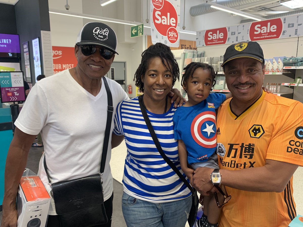 GeorginaJames76's tweet photo. Random... a quick trip to Argos in Wolverhampton and we meet Marlon and Jackie Jackson... @JackieJackson5 @Marlon_Jackson https://t.co/ezx1JzQpLk