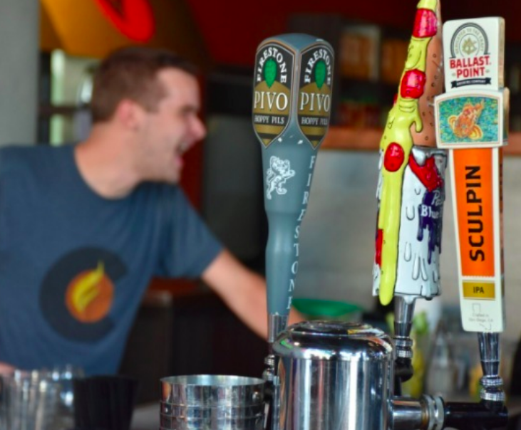 Sit in traffic orrrr get happy with us! Happy hour from 3-6pm. 🍕❤️🍺 #happyhour #greatmindsdrinkalike #cheers