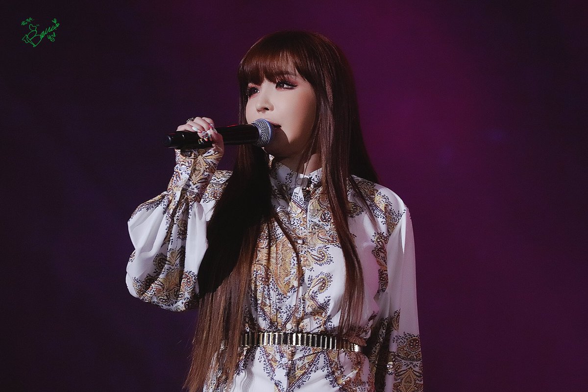 ParkBomBuzz's tweet photo. The 2nd round for MNET's Queendom has been finished recording. People in the audience described Park Bom's stage as cool, mysterious and intense. The arrangement of the song appearantly brings out alot of memories and makes Bom's voice stand out. 💞 https://t.co/kvZRprQNJt