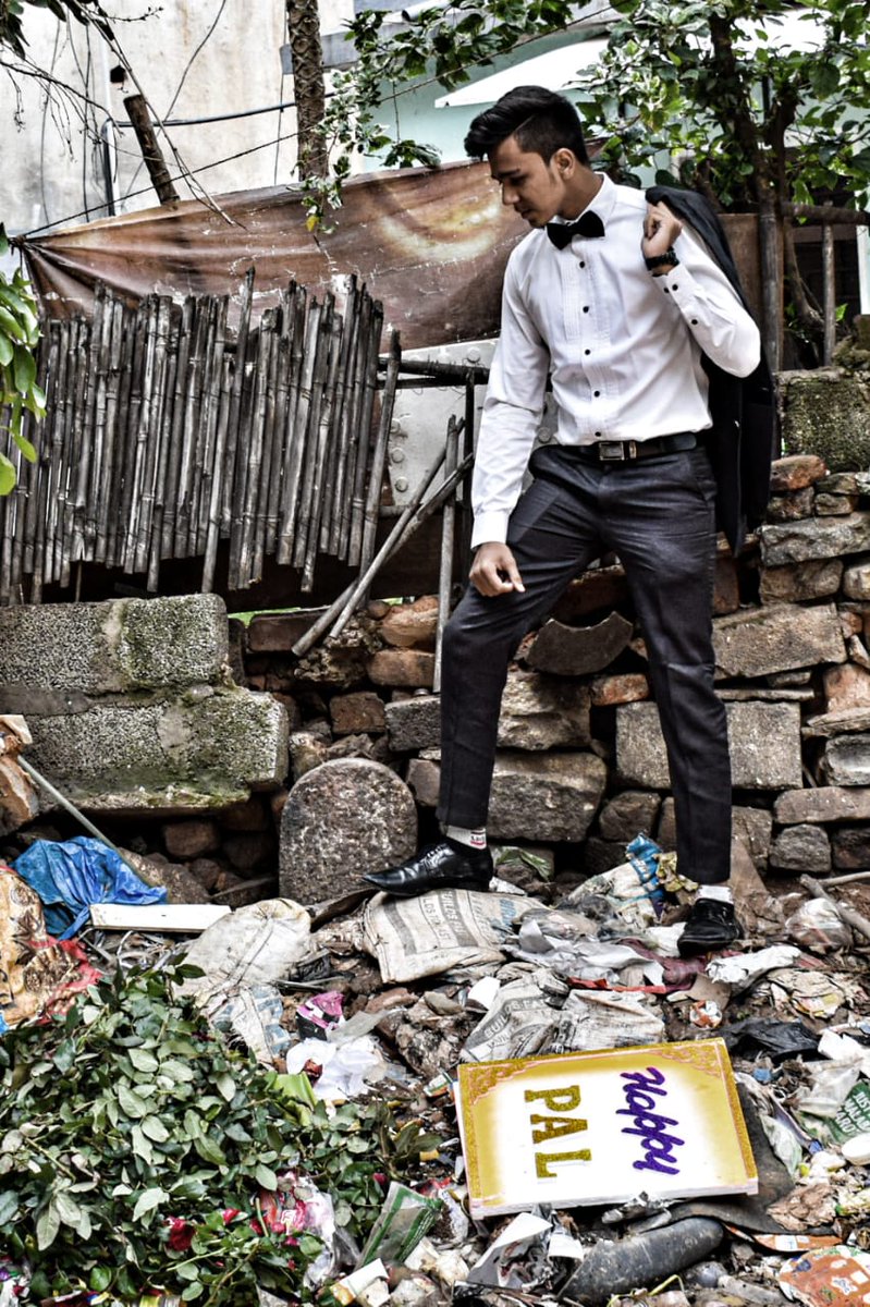 Scms_Sju's tweet photo. Students of Visual Communication from SJC participated in an unconventional photoshoot on Sunday. The young models posed for photographs, juxtaposing elegance with unsightly trash to highlight the city's garbage disposal issue #sjcbengaluru #Photowalk #environment #garbagemenace https://t.co/faEMgOwgQO