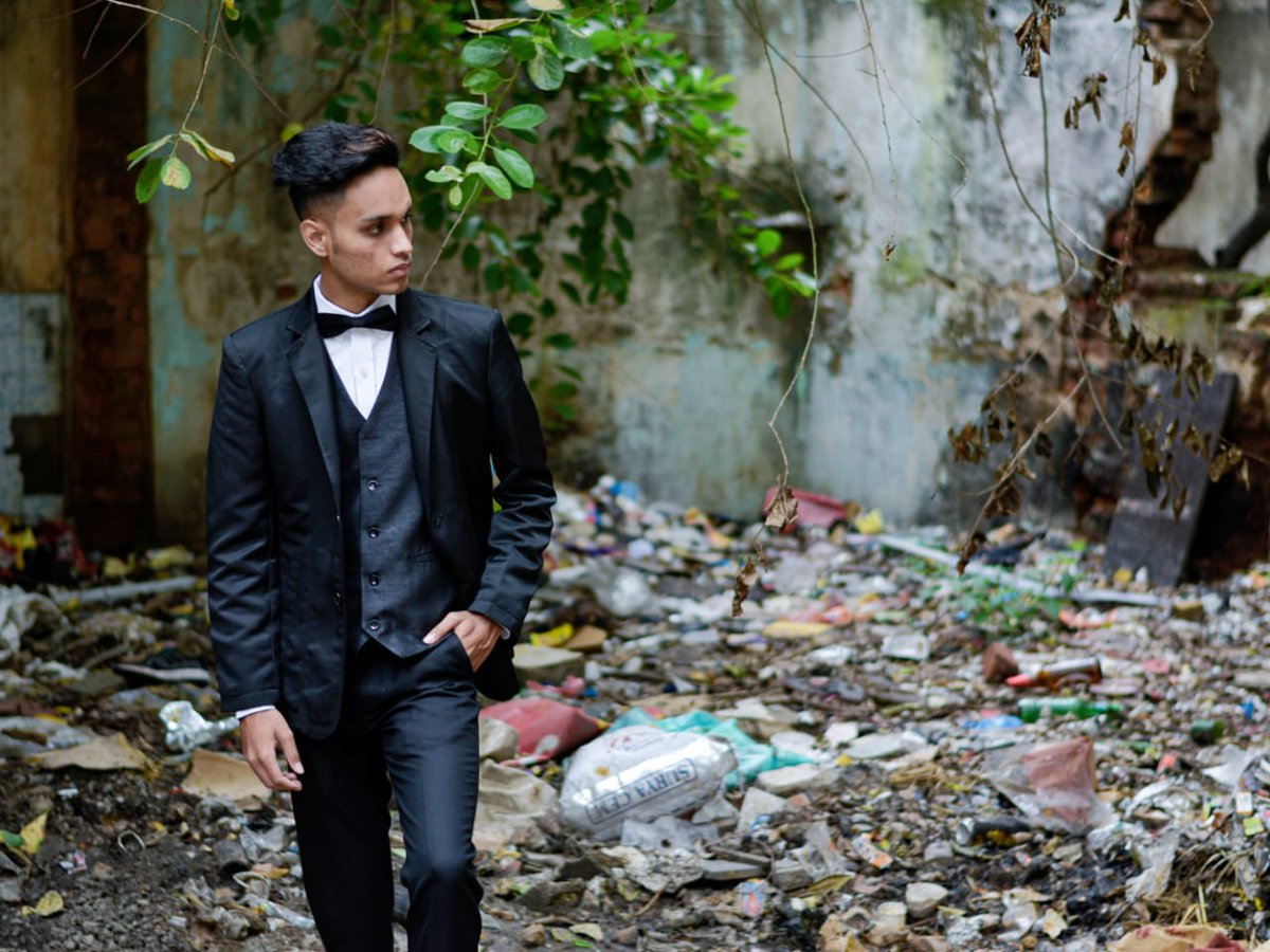 Scms_Sju's tweet photo. Students of Visual Communication from SJC participated in an unconventional photoshoot on Sunday. The young models posed for photographs, juxtaposing elegance with unsightly trash to highlight the city's garbage disposal issue #sjcbengaluru #Photowalk #environment #garbagemenace https://t.co/faEMgOwgQO
