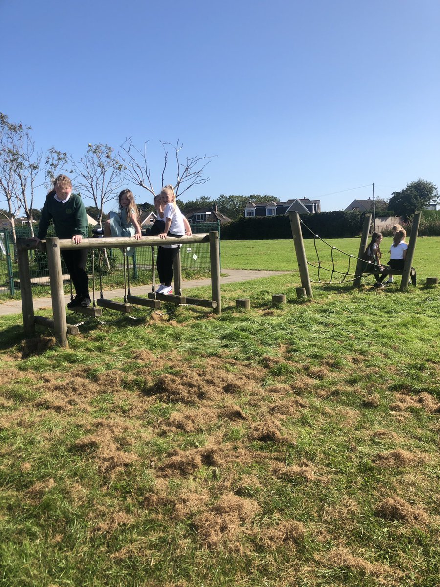NLindsay_Mrs's tweet photo. This afternoon we spent some time with the primary 6 classes playing games in the sunshine! #buddynetwork #learningthroughplay #HappySafeAchieving @FernieleaSchool @MissBTweets1 @MrsLeslie13 https://t.co/66QWcogdnX