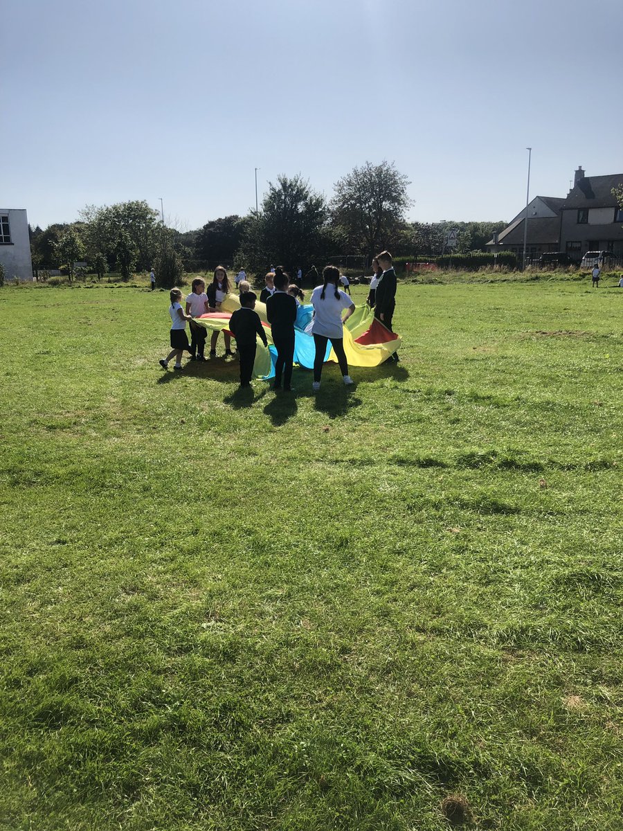 NLindsay_Mrs's tweet photo. This afternoon we spent some time with the primary 6 classes playing games in the sunshine! #buddynetwork #learningthroughplay #HappySafeAchieving @FernieleaSchool @MissBTweets1 @MrsLeslie13 https://t.co/66QWcogdnX