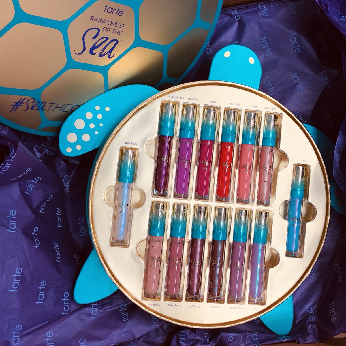 Giveaway alert! 🚨 Bidding summer farewell with this special @tartecosmetics #seathechange vault giveaway featuring 14 H2O glosses! tarte partnered with the Sea Turtle Conservancy. 🐢🌊

Rules:
1. Follow @boxycharm 
2. Follow @tartecosmetics 
3. RT this photo

[Closes in 24 hrs]