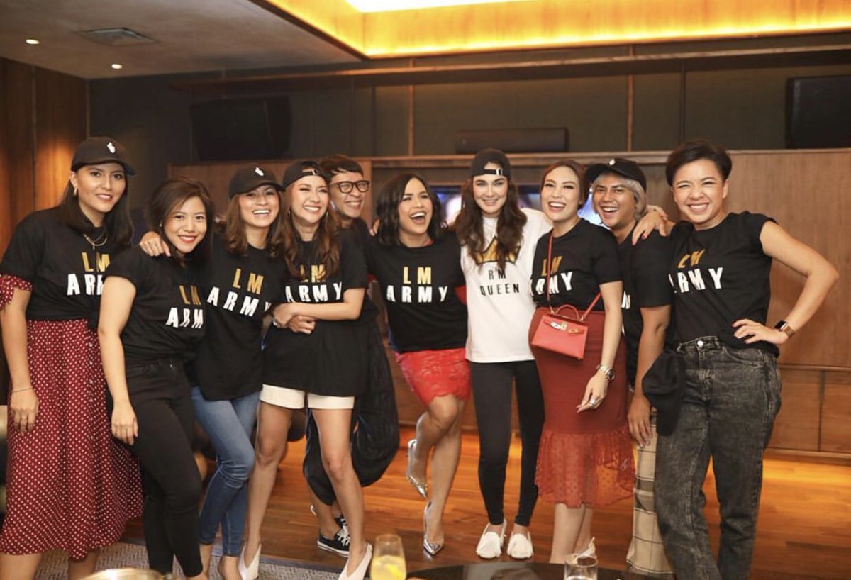 lovlysprings's tweet photo. [💜]

Tulisan di kaos teman-temannya mbak Luna Maya "LM ARMY" 😅
Tulisan di kaosnya mbak Luna Maya sendiri "RM Queen"

Oh my goodness😂

-Tr☀️
#MPN #ARMY @BTS_twt https://t.co/nQebmXCOV6