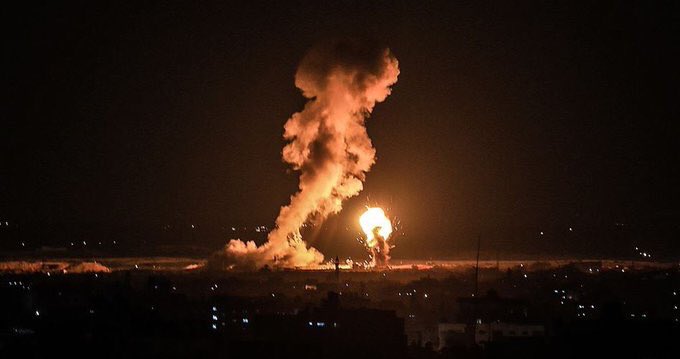 14Milimetros's tweet photo. 🔴En menos de 48 horas:

Israel bombardea Siria, Líbano e Irak

Respuestas:

✔️Irán califica los ataques de locura

✔️Gaza lanza cohetes contra Israel

✔️Hezbollah promete una respuesta firme

✔️Michel Aoun, presidente de Líbano: “[los ataques israelíes] son un acto de guerra” https://t.co/HZ7XwlJ6qz