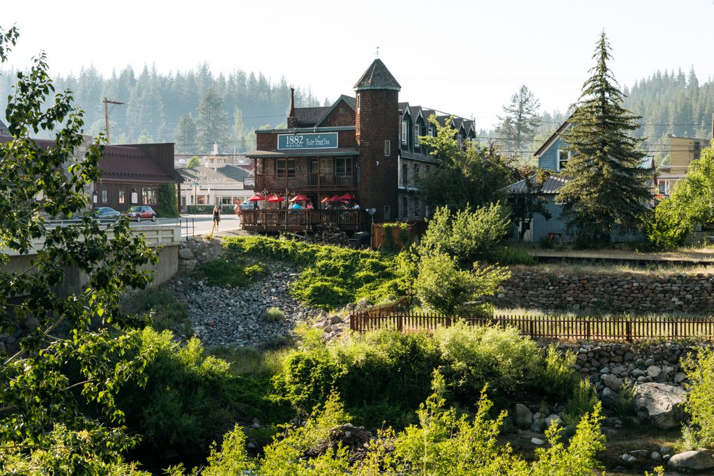 VisitTruckee's tweet photo. Catch rays of sunshine, river views, and BBQ smoked on an authentic Texas smoker at 1882 Bar and Grill in Historic Downtown Truckee. 
⁠
Photo: Laura Lawson Visconti | #truckee #basecampforabiglife https://t.co/hkDbkcNHBE