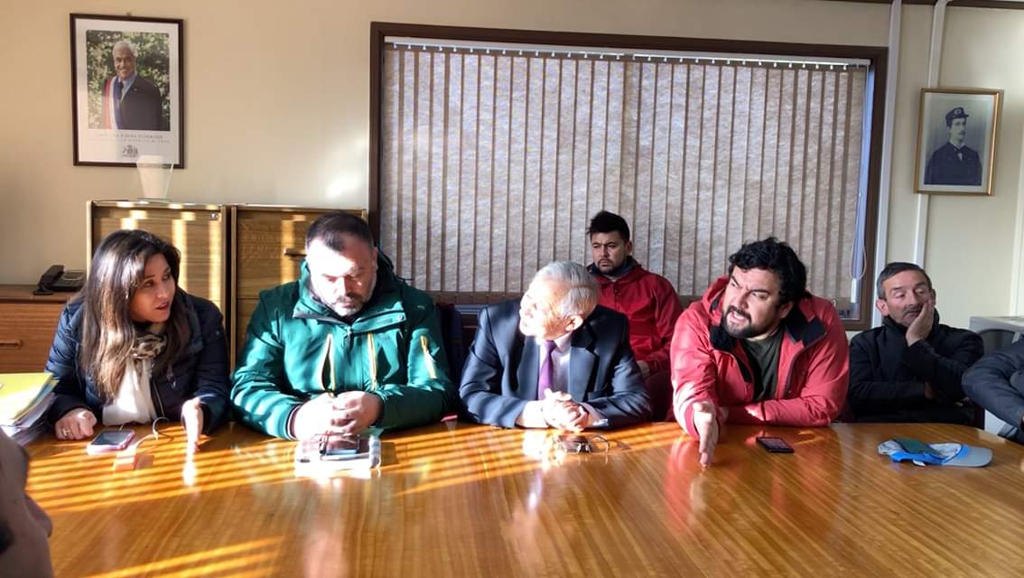 jennyalvarezv's tweet photo. Acabamos de terminar importante reunión con autoridades y dirigentes analizando situación de funcionarias del Hospital de Calbuco en huelga de hambre, despedidas injustamente.  Junto a Alcalde y concejales, Óscar Gonzalez y Francisco Calbuyahue, además de dirigentes de la salud. https://t.co/9YBe9sVMbU