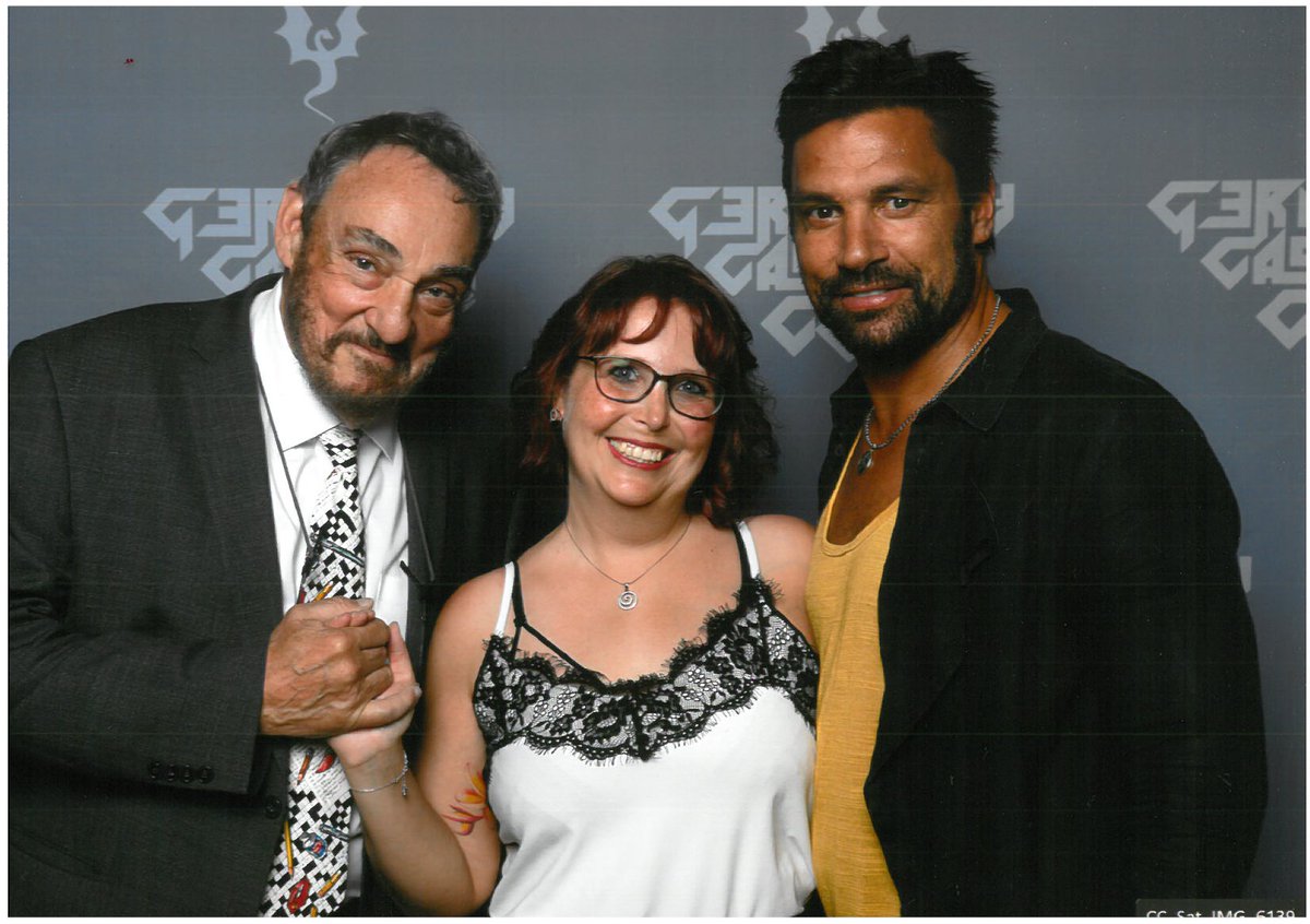 Aukele20's tweet photo. Louper son duo photoshoot Shannara mais avoir l'immense chance qu'ils acceptent de revenir rien que pour moi, #johnrhysdavies #ManuBennett #GermanCastleCon #theshannarachronicles #allanon #eventine #beautifullday #happy Thank you for this moment https://t.co/6UUIcikHAf