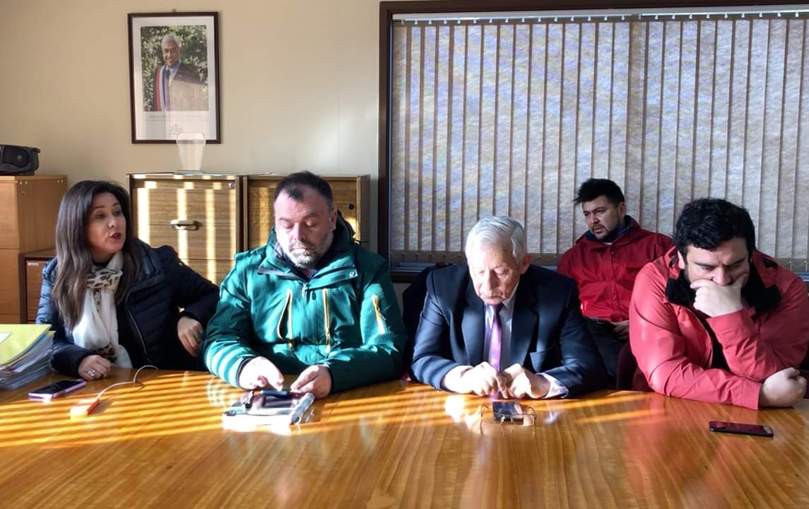 jennyalvarezv's tweet photo. Acabamos de terminar importante reunión con autoridades y dirigentes analizando situación de funcionarias del Hospital de Calbuco en huelga de hambre, despedidas injustamente.  Junto a Alcalde y concejales, Óscar Gonzalez y Francisco Calbuyahue, además de dirigentes de la salud. https://t.co/9YBe9sVMbU