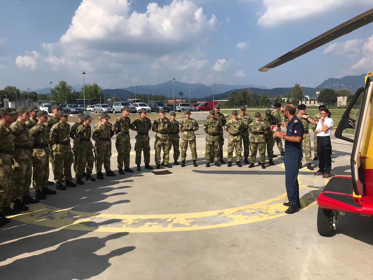 AREULombardia's tweet photo. La base #EliComo ha ospitato questo pomeriggio il quinto corso della Scuola "#Studenticonlestellette. Para pro vitae": 84 allievi (36 ragazze e 48 ragazzi), accolti da Maurizio Volontè, responsabile #AatComo e da Matteo Caresani, responsabile operativo #SoreuLaghi. https://t.co/SnTg1zVyUk