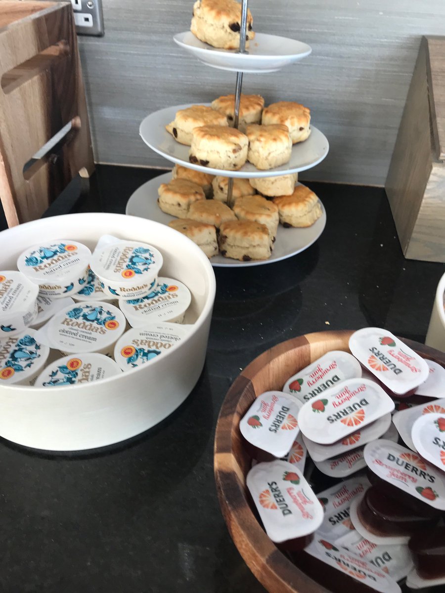 TicketTattle's tweet photo. When you’re flying on a bank holiday yet something in the lounge just screams @andrewrecinos ! #creamfirst #AsInStone #TEC2018 https://t.co/rkeJyuvyLj