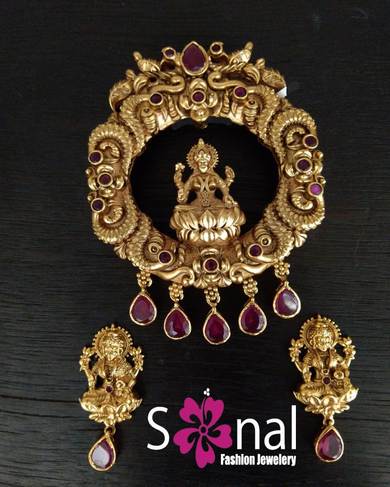 sonaljewelry's tweet photo. Ruby Temple Pendant 

💬 WhatsApp @ 9884266570⠀⠀
More Collection Here ▶️ https://t.co/zeRrSTXpvr⠀⠀
Click 👍 If you like this...

#sonalfashionjewelery #templejewellery #templependant #rubypendantset #mattfinishjewellery #mattfinishpendantsets #jewelleryfashion https://t.co/MJanHWDin8