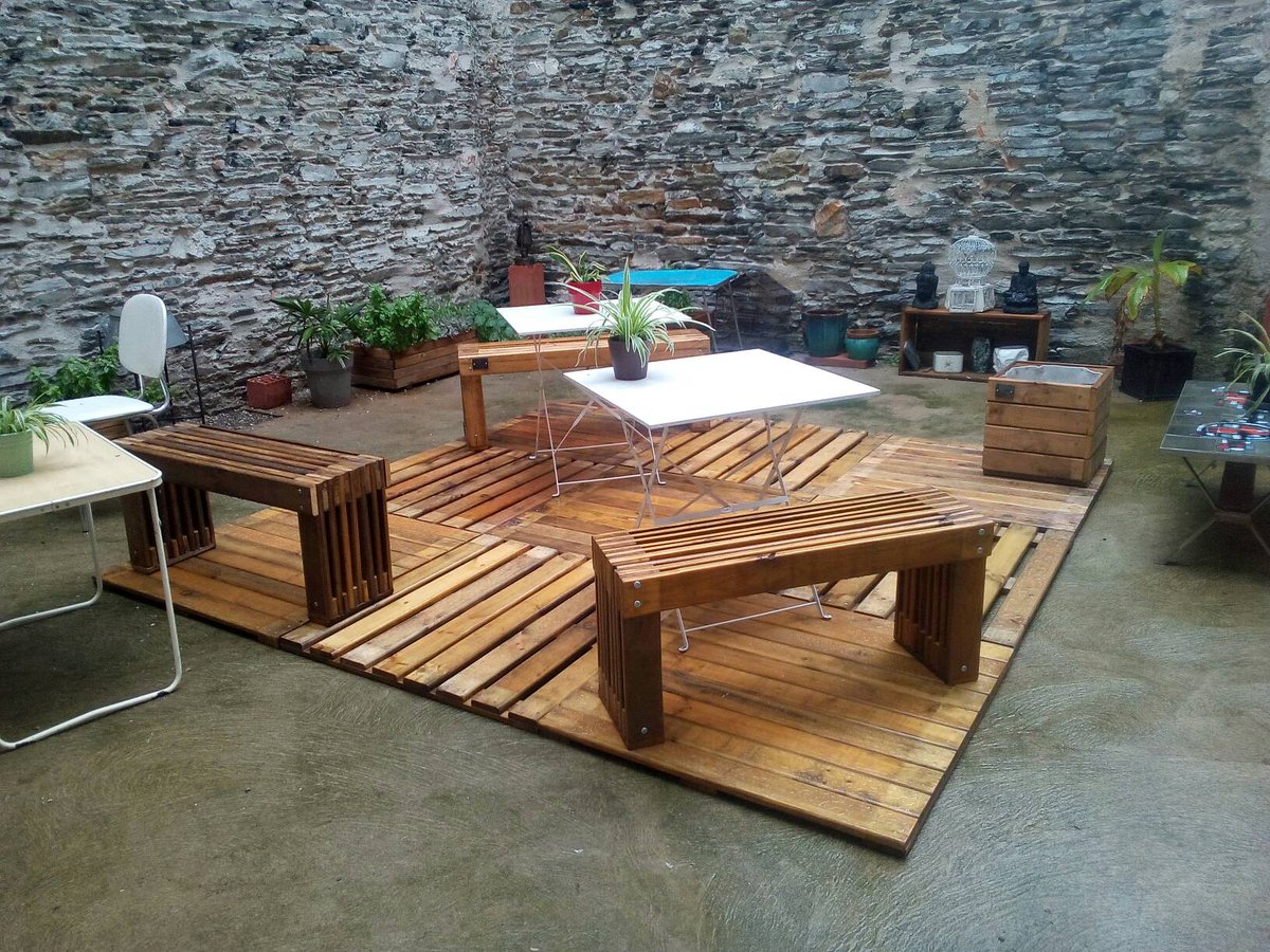 terresdeceres's tweet photo. C'est la fin des #vacances  ou le début du #travail a #Angers alors venez prendre un verre au #Cube rue Maillé et découvrez nos bancs et dalles en bois jusqu'au 31 août #onsedepeche #expo #MadeInAnjou https://t.co/SpZW6vps6L