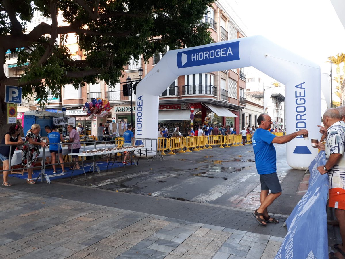 noelia_ruano's tweet photo. Gratificante labor estar en la carrera nocturna "Alcaldesa de Águilas" repartiendo #aguadelgrifo como #habitossaludables y sin plástico para sumar desde @Hidrogea al impulso de la #economiacircular como embajadora de @suezES. Gracias!! @AYUNTAGUILAS https://t.co/vkiKIp5WMd