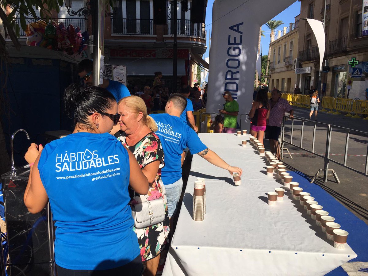 noelia_ruano's tweet photo. Gratificante labor estar en la carrera nocturna "Alcaldesa de Águilas" repartiendo #aguadelgrifo como #habitossaludables y sin plástico para sumar desde @Hidrogea al impulso de la #economiacircular como embajadora de @suezES. Gracias!! @AYUNTAGUILAS https://t.co/vkiKIp5WMd