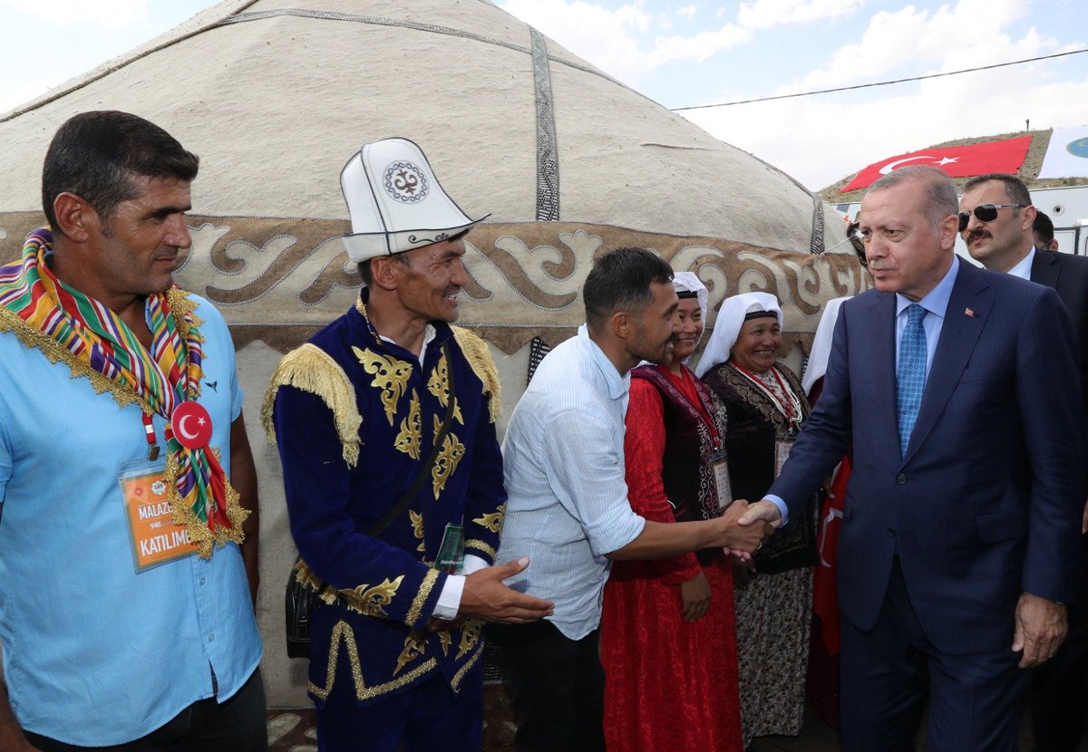 Cumhurbaşkanımız @RTErdogan, Malazgirt Zaferi'nin 948'inci yıl dönümü etkinlikleri kapsamında Bitlis'in Ahlat ilçesinde düzenlenen programda vatandaşlara hitap etti: '82 milyon bir ve beraber olarak Malazgirt ruhuna sahip çıkacağız' iletisim.gov.tr/turkce/haberle…