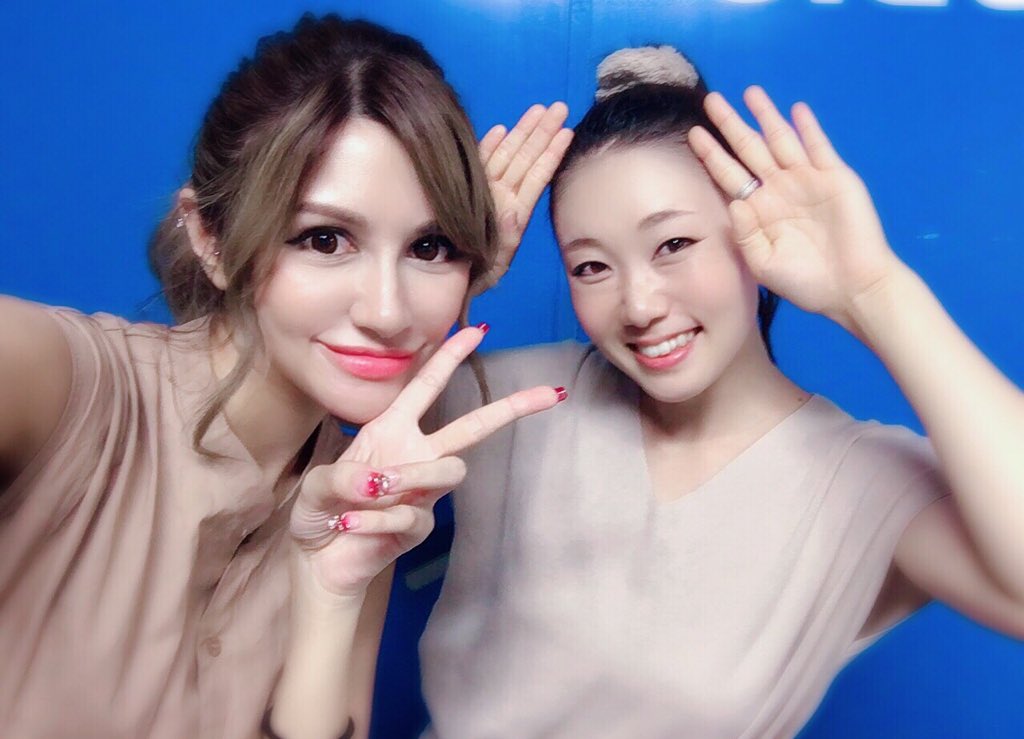 Donchy コロモちゃん Lilyさんは みんなのお姉さんで とても大らかな美人さん ですが ミアになると 超絶おっかない人になります O O ビックリしないようにするのが 大変 笑 T Co Ipj78axxww 人気の インスタグラマーさんで 色彩感覚や画