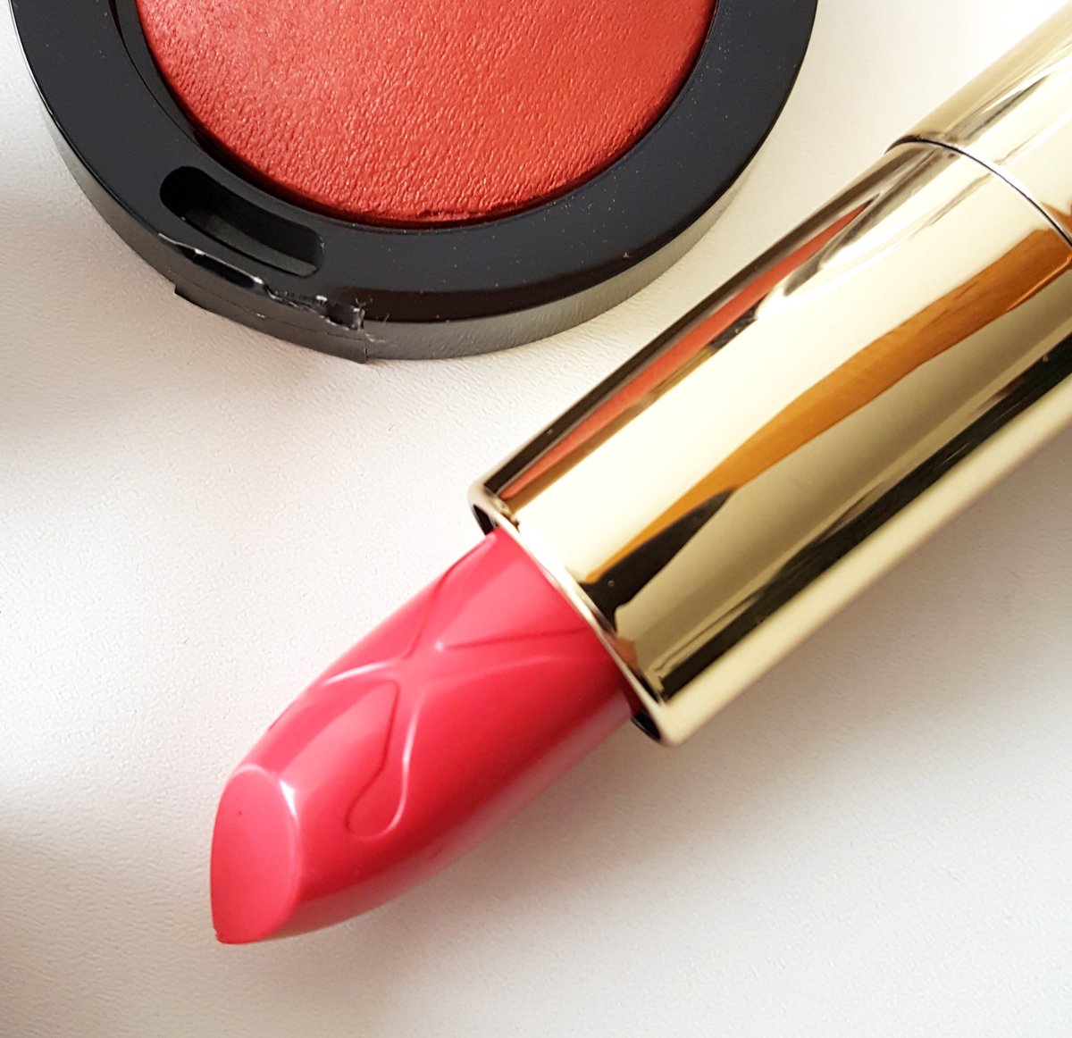 oscarlarion's tweet photo. A nyár legizgalmasabb színe a korall! Hangsúlyozd ki orcáidat a #CremePuffMatteBlush Cheeky Coral arcpirosítóval. Ajkad érzékiségét fokozd a #ColourElixirLipstick , Bewitching Coral árnyalatával! #oscarlarion #promua #manblogger #beautyexpert #visualartist #youxmaxfactor https://t.co/lk55gZQSYV