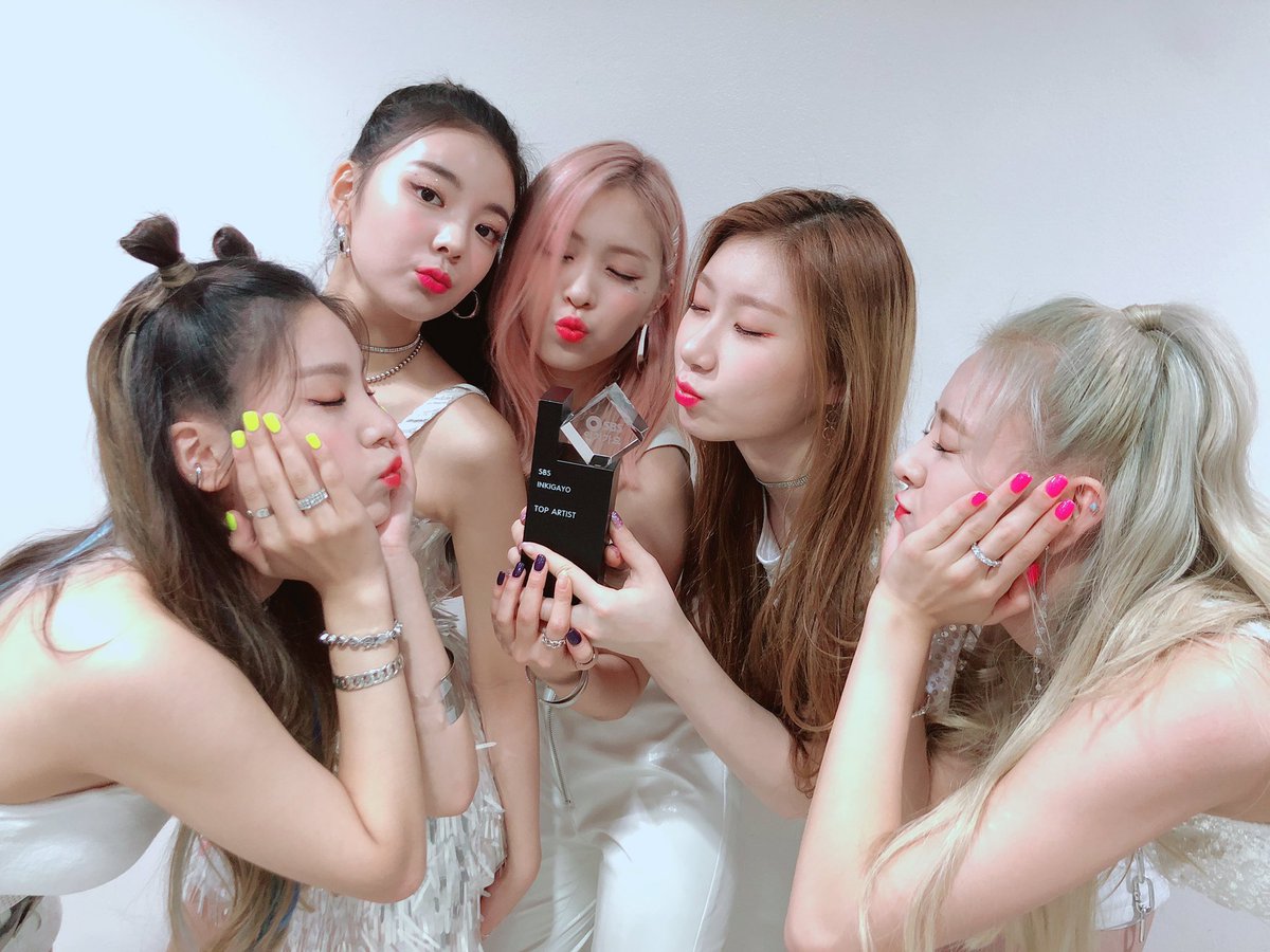 Itzy yuna 2021. Itzy and blackpink. Итзи участницы юна. Группа itzy ryujin. Itzy рюджин и йеджи.