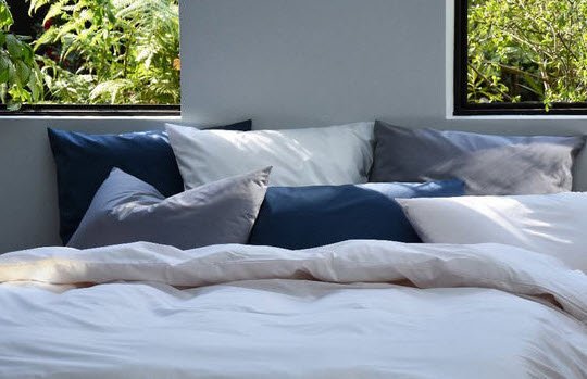 La marque Chambre Paris propose des #paruresdelit en #coton haut de gamme #sobres et #élégantes  Séléction Decofinder. <a href="/lachambreparis/">lachambreparis</a> decofinder.com/pp527817/La-Ch…