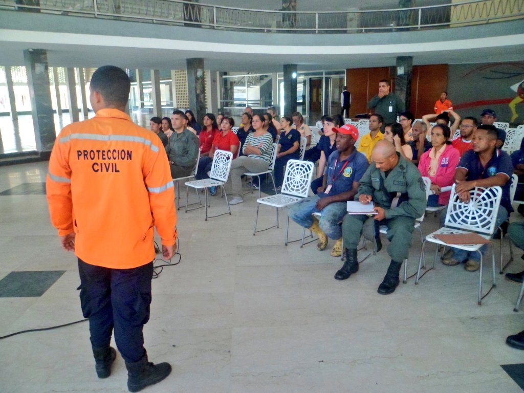 circulomilmcy's tweet photo. #26Ago #FelizLunes Desde el Salon Orinoco del @circulomilmcy Taller de Auto Protección Ciudadana dictado por el el personal de @PCivil_Ve #Aragua #VenezuelaEnLuchaYVictoria
@ZODI_Aragua @REDI_Central @CirculoMilFANB #circuloactivo https://t.co/zaZPedIrIc