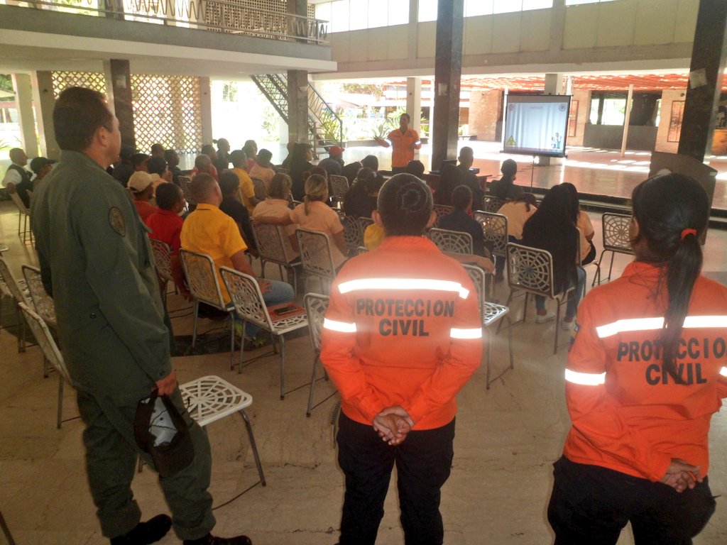 circulomilmcy's tweet photo. #26Ago #FelizLunes Desde el Salon Orinoco del @circulomilmcy Taller de Auto Protección Ciudadana dictado por el el personal de @PCivil_Ve #Aragua #VenezuelaEnLuchaYVictoria
@ZODI_Aragua @REDI_Central @CirculoMilFANB #circuloactivo https://t.co/zaZPedIrIc