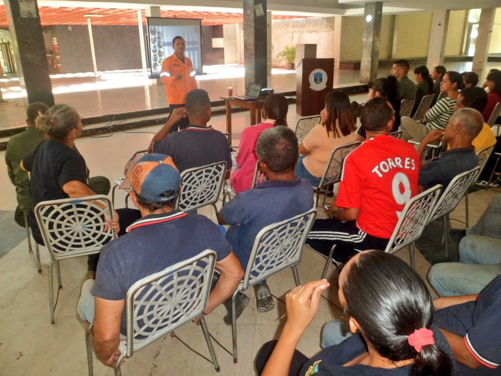 circulomilmcy's tweet photo. #26Ago #FelizLunes Desde el Salon Orinoco del @circulomilmcy Taller de Auto Protección Ciudadana dictado por el el personal de @PCivil_Ve #Aragua #VenezuelaEnLuchaYVictoria
@ZODI_Aragua @REDI_Central @CirculoMilFANB #circuloactivo https://t.co/zaZPedIrIc