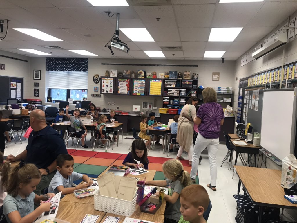 DeniseHuebner2's tweet photo. Bristow Run ES is off to a great start! https://t.co/fyZPcnvmUo