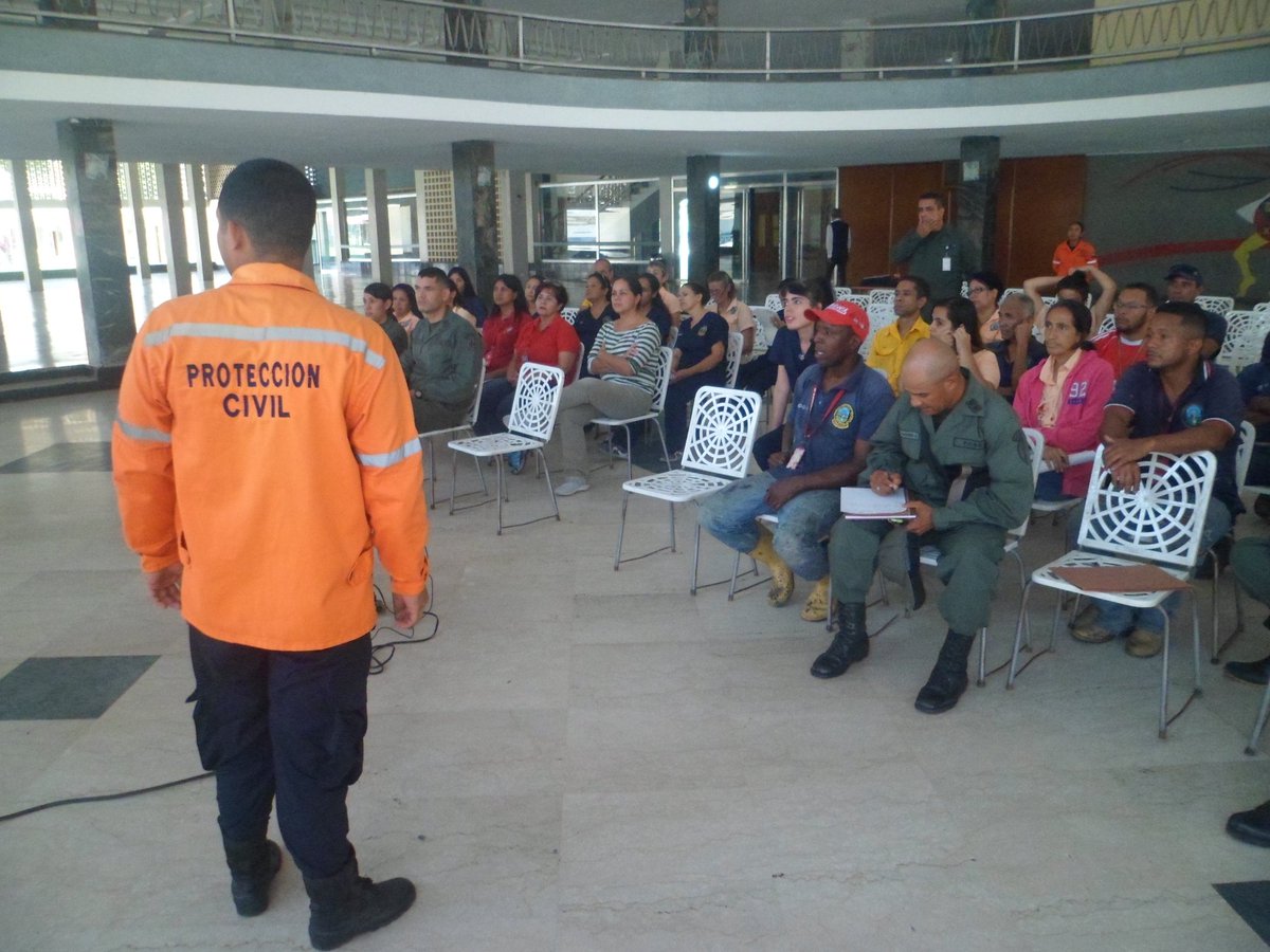 circulomilmcy's tweet photo. #26Ago #FelizLunes Desde el Salon Orinoco del @circulomilmcy Taller de Auto Protección Ciudadana dictado por el el personal de @PCivil_Ve #Aragua #VenezuelaEnLuchaYVictoria
@ZODI_Aragua @REDI_Central @CirculoMilFANB #circuloactivo https://t.co/t3jbrIYZEn