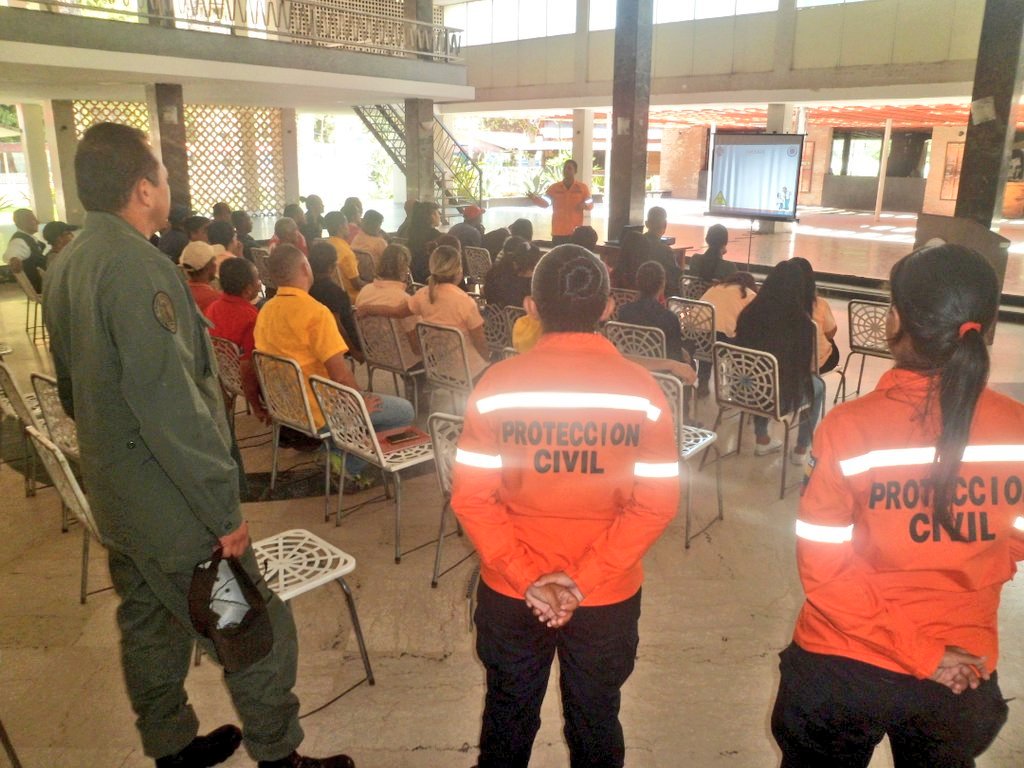 circulomilmcy's tweet photo. #26Ago #FelizLunes Desde el Salon Orinoco del @circulomilmcy Taller de Auto Protección Ciudadana dictado por el el personal de @PCivil_Ve #Aragua #VenezuelaEnLuchaYVictoria
@ZODI_Aragua @REDI_Central @CirculoMilFANB #circuloactivo https://t.co/t3jbrIYZEn