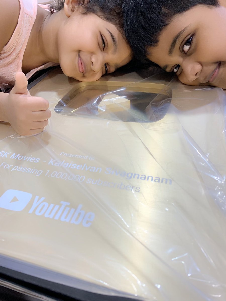 SaradhaKS's tweet photo. Unboxing... finally got it!!! Super proud wifey #mskmovies #kalaiselvansivagnanam #happysharing #youtubecreatorawards #youtubegoldbutton #youtubecontentcreator #1millionsubscribers #1millionyoutubesubscriber @kavisha_babyk @mskalai15 @mskfilm_movies mskalai_msk @kavisha_babyk https://t.co/2dL4fAnfUe
